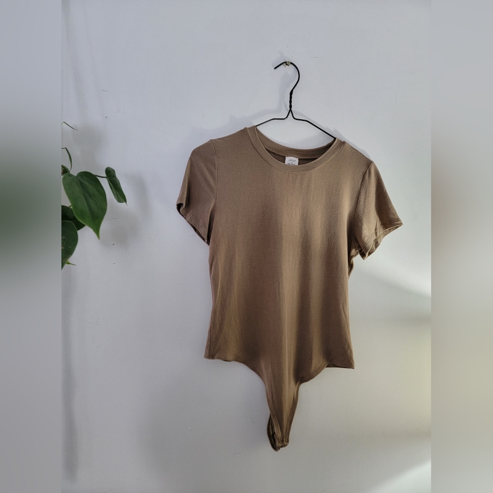 Aritzia ~ Wilfred short sleeve body suit